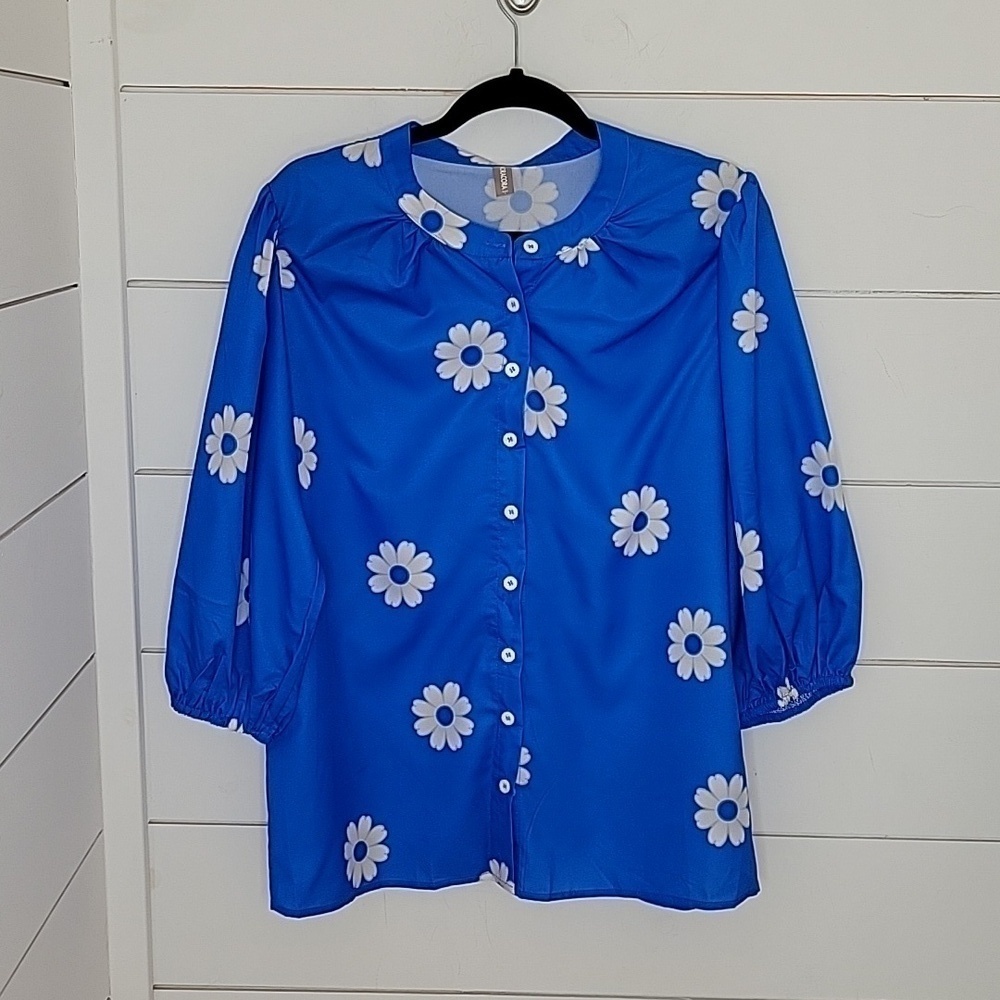 Noracora Large blue with white floral collarless blouse